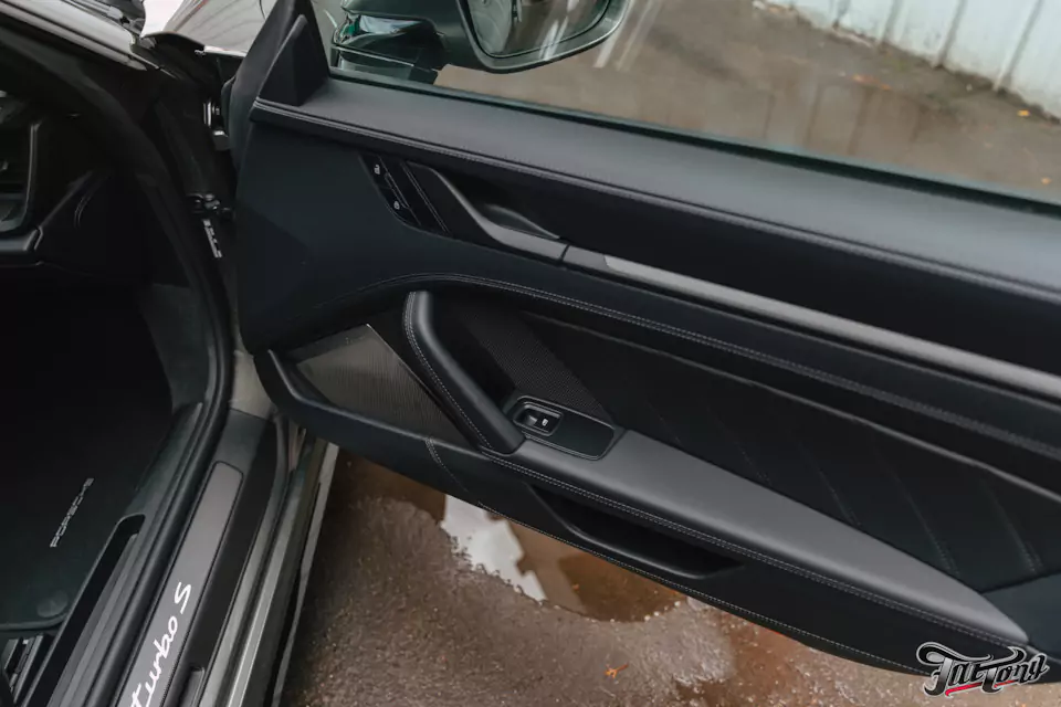 Забронировали Porsche 911 (992) Turbo S Cabriolet прозрачным глянцевым полиуретаном, защитили глянец в салоне, обработали кожу керамикой и обработали мягкую крышу